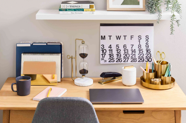 Meja kerja dengan kombinasi warna netral dan aksen kayu yang hangat